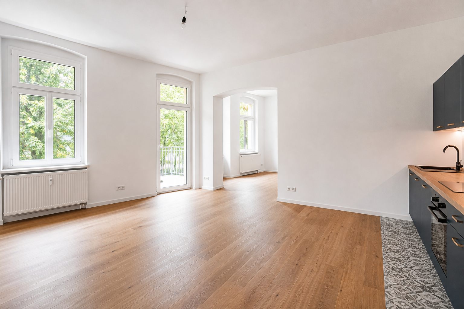 Heller Innenraum einer modernisierten Eigentumswohnung